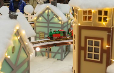 Karda evler ve demiryolu ile Noel süslemesi.