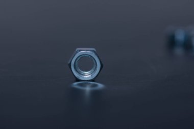 Metal altıgen nike siyah arkaplan üzerine yakın plan.