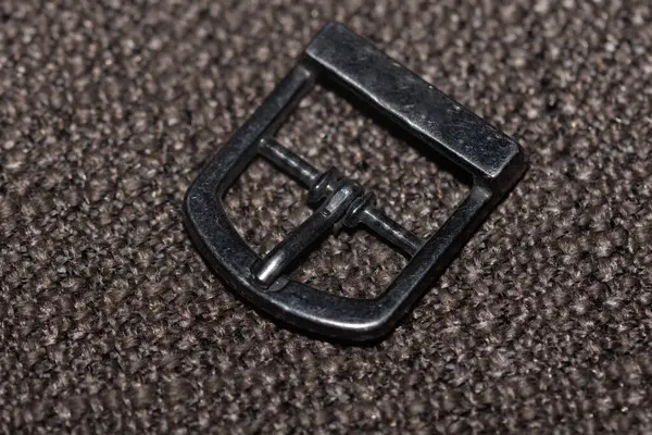   Metal kemer tokası ve düğmeler, dikiş aksesuarları.