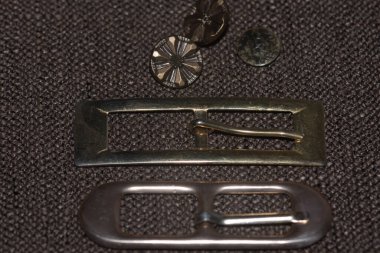 Dikiş dikmek için bronz dekoratif element, iki metal toka.