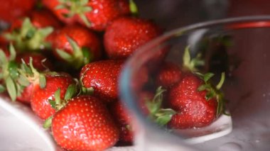 Mutfakta çilek, taze çilek.