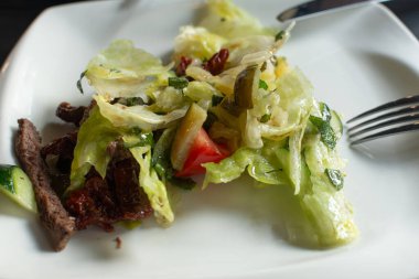 bir plaka üzerinde lezzetli salata