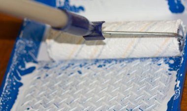 Duvarları boyamak için boya işi silindiri