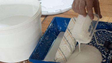 Duvarları boyamak için boya işi silindiri