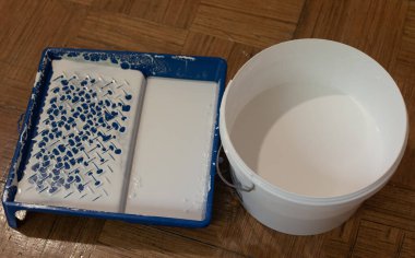 tepsi beyaz akrilik boya üst görünümü