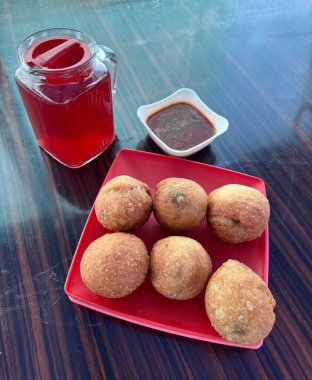 Sos ve ketçaplı kızarmış yemek.