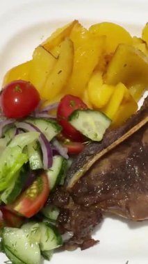 Sebze ve baharatlı ızgara balık.