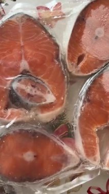 Pazarda taze somon filetosu