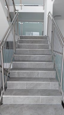 Modern bir binanın içinde.