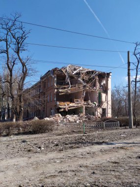 Mariupol 'deki ev havaya uçtu.