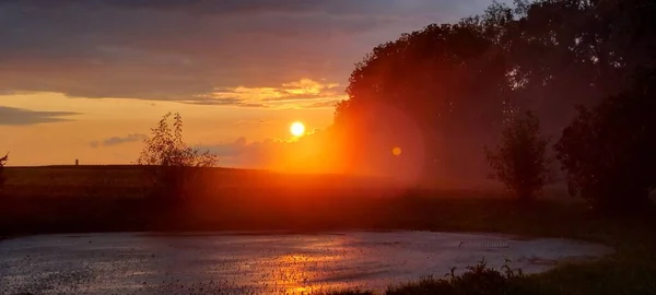 Himmel Und Rote Sonnenuntergangssonne — Stockfoto