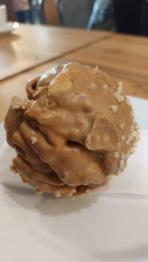 Fındıklı ve ballı çikolatalı kek.