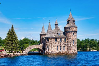 Ortaçağ şatosu Hart Adası 'nda Bin Ada Ulusal Parkı' nda Saint Lawrence Nehri üzerinde.