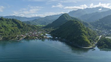 Deniz, dağ ve güzel köy drone atışları.