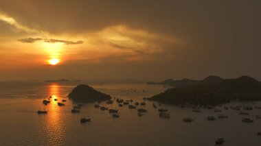 Labuan Bajo 'da Güzel Günbatımı Manzarası Doğu Nusa Tenggara, Hava Çekimi