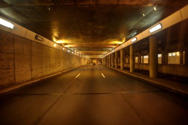 Tünelin altındaki yol, gece çekimi.