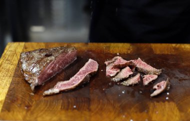 Tahtada sığır filetosu eti var.