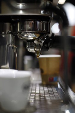 Kahve makinesinde kahve. Espresso hazırlıyorum.