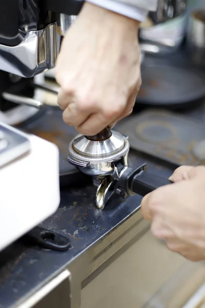 에스프레소 커피를 준비하기 커피를 누르는 웨이터 — 스톡 사진
