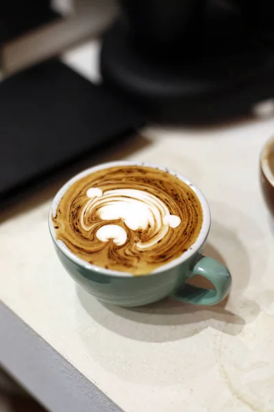 Kopi Cappuccino Dengan Susu Dalam Cangkir Dan Didekorasi — Stok Foto