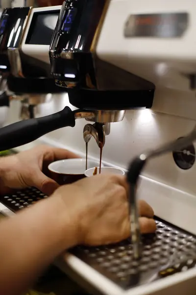 에스프레소 기계에서 커피를 준비하는 웨이터 — 스톡 사진