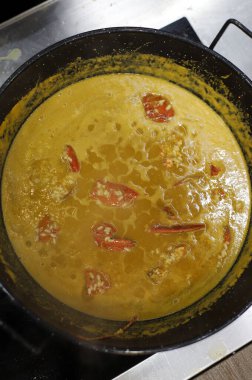 Istakozlu çorba pilavı ve büyük bir kap.