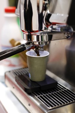 Kahve makinesinde espresso.