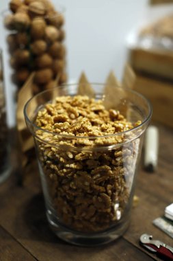 bir cam kabın içinde soyulmuş ceviz