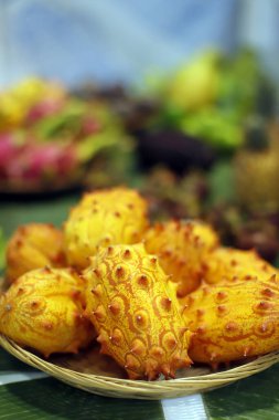 Meyve dükkanında egzotik meyve tepsisi