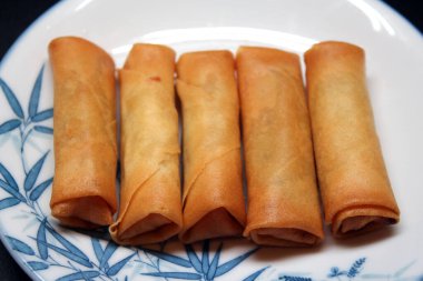 Bir tabak çıtır börek.