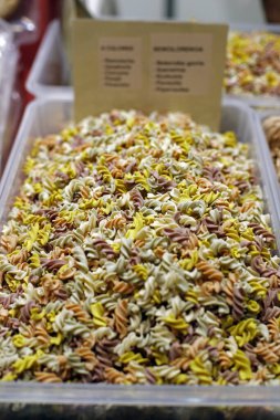 organik hamurlu ve baharatlı makarna