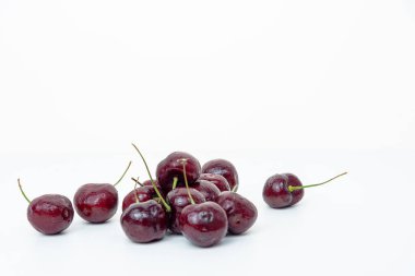 Beyaz arka planda izole edilmiş taze meyve kırmızısı tatlı kirazlar.