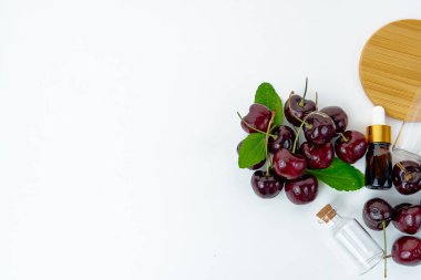 Beyaz arka planda izole edilmiş taze meyve kırmızısı tatlı kirazlar.