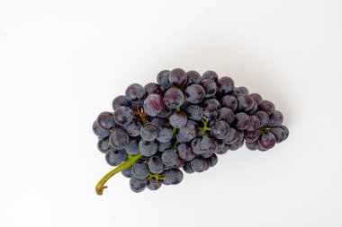 Taze meyve, mor üzüm, Kyoho üzümü ve beyaz arka planda yapraklar.