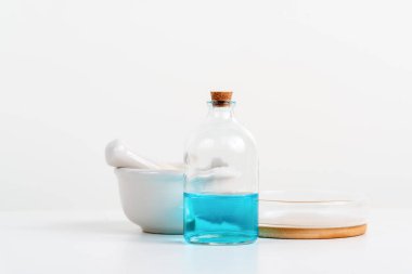 Beyaz masa bilim laboratuarında deney tüpleri, şişeler ve renkli sıvılarla dolu test tüpleri.