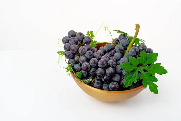 Vers Fruit Paarse Druiven Druif Met Bladeren Een Houten Beker — Stockfoto