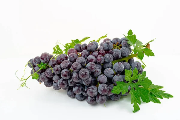 Fresh Fruit Purple Grape Kyoho Grape Leaves Isolated White Background — Stock Photo, Image