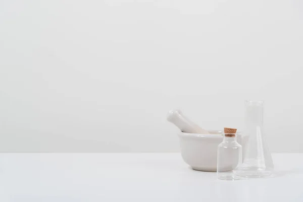 Etwas Reagenzglas Auf Dem Weißen Tisch Auf Weißem Hintergrund — Stockfoto