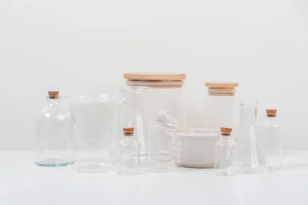 Etwas Reagenzglas Auf Dem Weißen Tisch Auf Weißem Hintergrund — Stockfoto