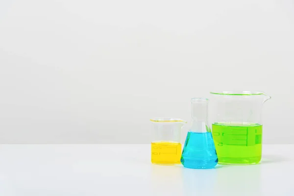 Etwas Reagenzglas Auf Dem Weißen Tisch Wissenschaftslabor Mit Bechern Kolben — Stockfoto