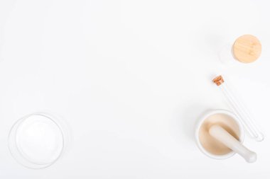 İlaç hazırlıklarıyla havan topu ve tokmak. 