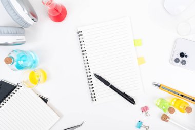 Üst görünüm laboratuar kimya şişesi deney tüpleri ve renkli sıvılarla dolu deney tüpleri.