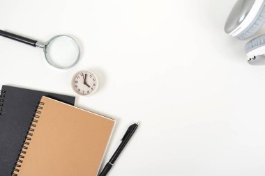 Biçimli stok fotoğrafçılığı beyaz ofis masası masa üstü görünümü fotokopi alanı ile. Düz yatıyordu.