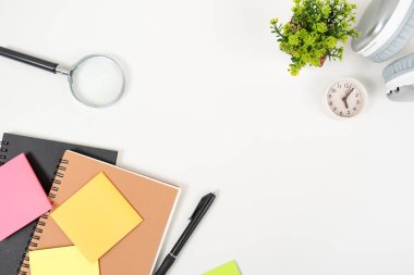 Biçimli stok fotoğrafçılığı beyaz ofis masası masa üstü görünümü fotokopi alanı ile. Düz yatıyordu.