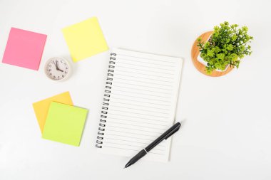 Biçimli stok fotoğrafçılığı beyaz ofis masası masa üstü görünümü fotokopi alanı ile. Düz yatıyordu.