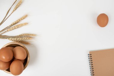 Beyaz masa arkaplan görünümünde buğdaydan yapılmış çerçeve