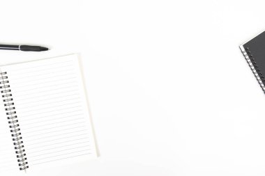 Biçimli stok fotoğrafçılığı beyaz ofis masası masa üstü görünümü fotokopi alanı ile. Düz yatıyordu.