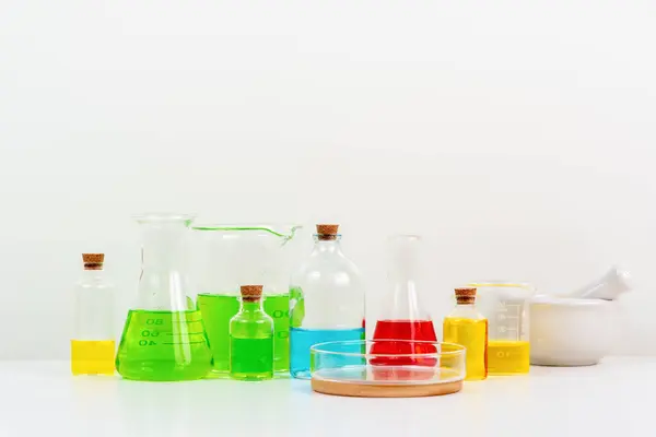 Beyaz Masa Bilim Laboratuarında Deney Tüpleri Şişeler Renkli Sıvılarla Dolu — Stok fotoğraf