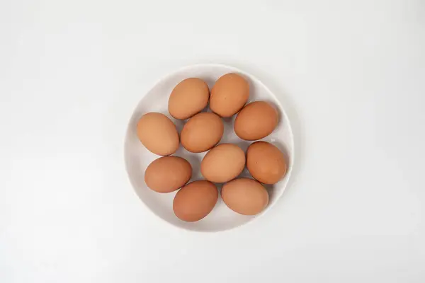Вид Сверху Сырого Коричневого Яйца Деревянной Тарелке Изолированной Белом Фоне — стоковое фото