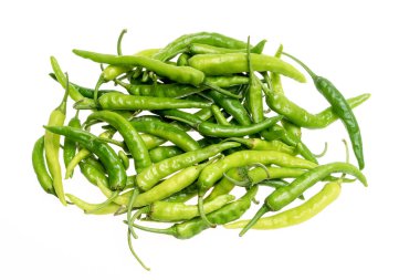 Beyaz arkaplanda yeşil biber izole edilmiş..